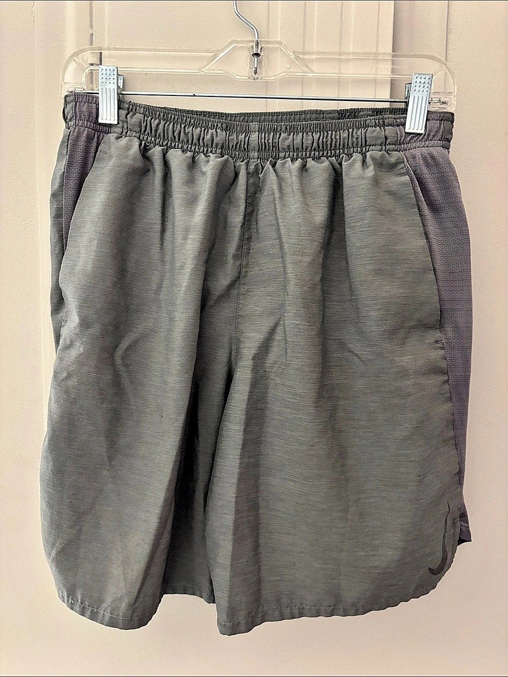 Nike Dri-FIT athletic shorts Gray Medium pockets drawstring liner